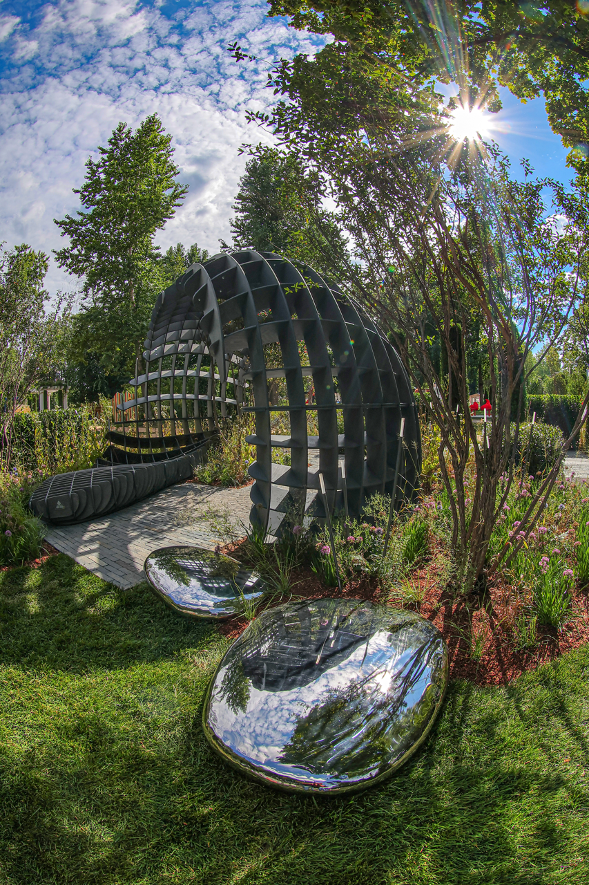 Арт-объект в форме камня